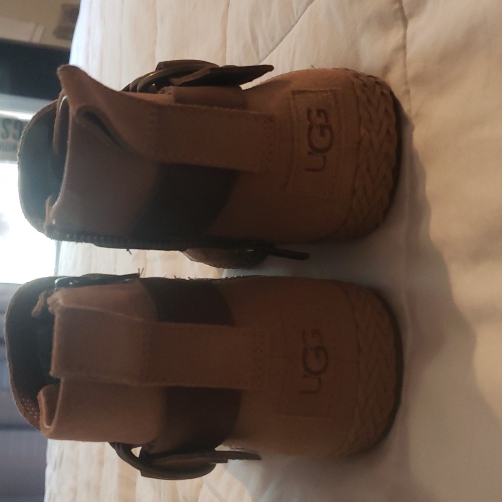 Never worn uggs - Picture 2 of 5
